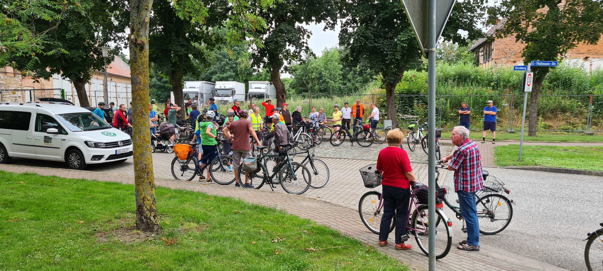 Gruppe von Menschen mit Fahrrädern